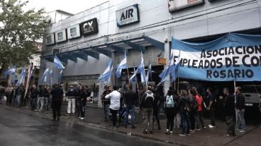 El gremio se manifestó frente a instalaciones de la firma local.