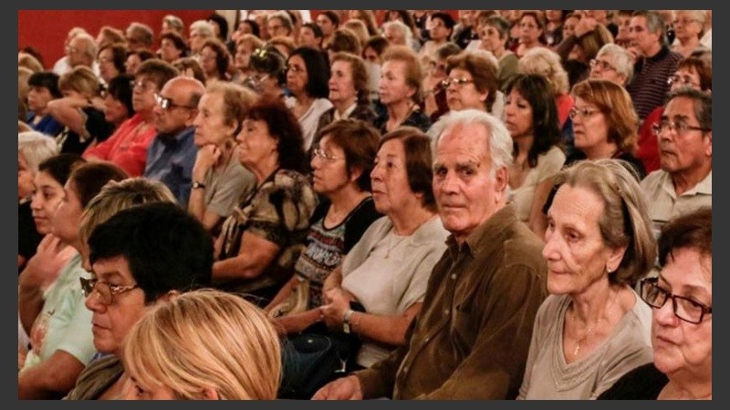 Los adultos mayores vuelven al teatro la Comedi.