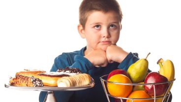 Semanalmente, la sociedad está expuesta a 60 publicidades de alimentos no saludables.