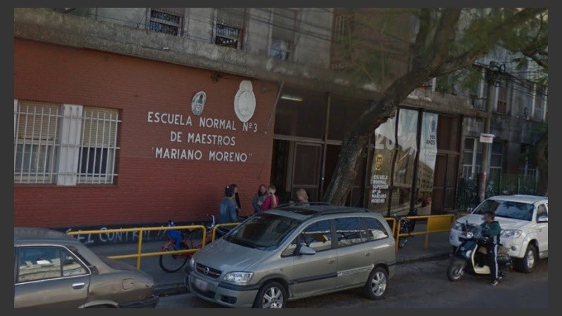 El colegio está ubicado en Entre Ríos entre La Paz y Viamonte.