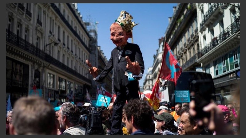 Una imagen que ridiculiza al presidente francés en las calles de París. 