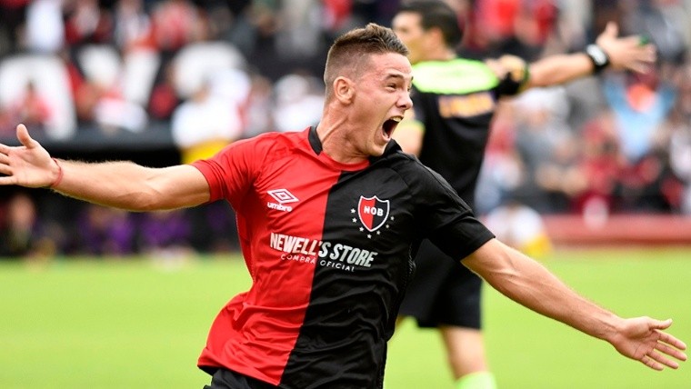 El pibe enganchó, sacó un gran remate y gritó por primera vez en el Coloso.