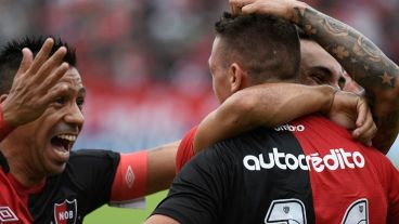 Figueroa se abraza con el goleador de este sábado.
