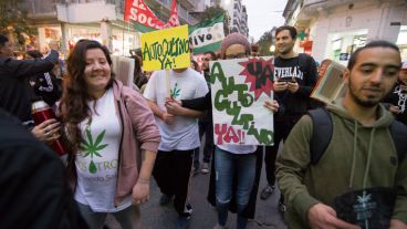 La marcha por las calles rosarinas a favor de la despenalización de la marihuana.
