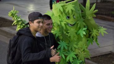 La marcha por las calles rosarinas a favor de la despenalización de la marihuana.