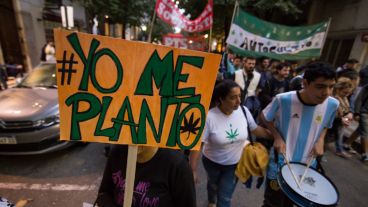 La marcha por las calles rosarinas a favor de la despenalización de la marihuana.
