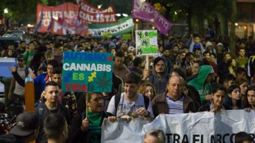 La marcha por las calles rosarinas a favor de la despenalización de la marihuana.