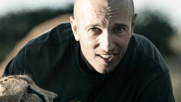 Medios sudafricanos señalaron que Carvalho estaba "muy cerca" del animal cuando recibió el golpe