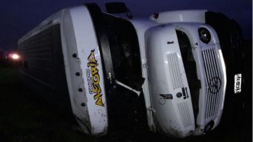 Así quedó el micro, volcado de un costado.