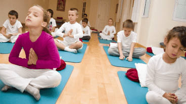 "Enseñar yoga nos prepara el terreno para poder aprender mejor las otras materias que siguen siendo de singular importancia para la formación de nuestros jóvenes."