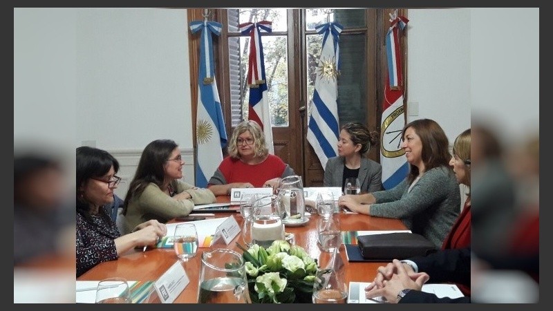 La ministra de Educación Claudia Balagué se reunió con referentes de la OEA.