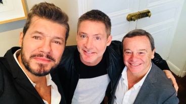 Tinelli, Suar y Codevilla celebraron la firmar del nuevo contrato.
