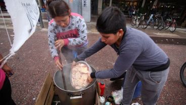 Una de las ollas se instaló este martes en la Plaza Montenegro.
