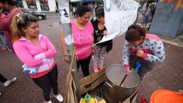 Una de las ollas se instaló este martes en la Plaza Montenegro.