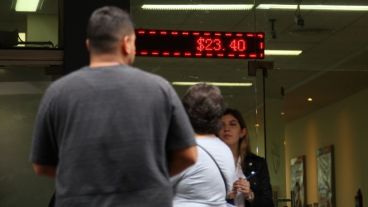 Como el jueves pasado, el dólar estaba arriba de los 23 este martes.