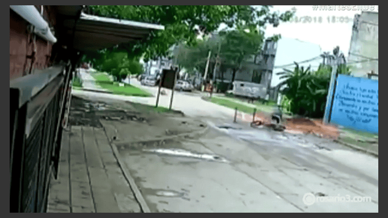 La moto terminó contra un vallado.