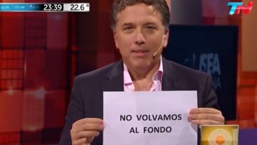 El cartel que Dujovne exhibía en televisión, cuando negaba que el gobierno nacional volvería al FMI.