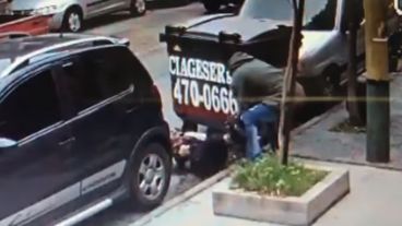 El momento donde la mujer es arrastrada por el suelo.