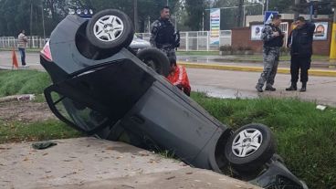 El auto volcó y quedó dentro de una zanja.