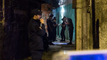 La policía en tras el ataque en un pasillo de Alem al 4000.