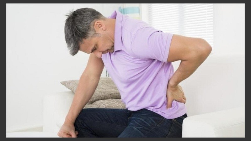 El principal síntoma es el dolor muscular de carácter moderado a intenso, que se presenta en forma prolongada. 