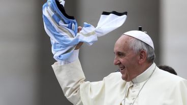 El Papa revolea una de las tantas camisetas que los fieles le obsequian.