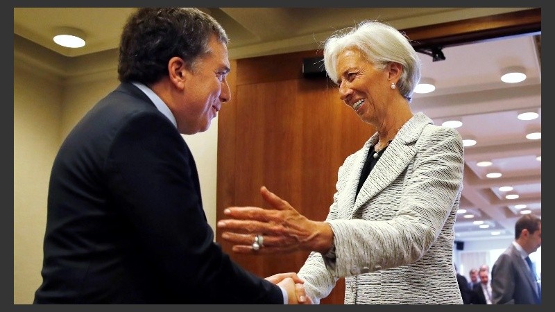 El afectuoso saludo de Dujovne con la titular del FMI previo a la reunión.