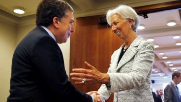 El afectuoso saludo de Dujovne con la titular del FMI previo a la reunión.