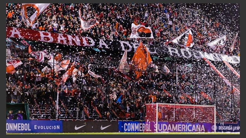 La hinchada leprosa se fue conforme con el rendimiento del equipo.