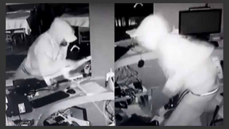 El ladrón revolvió todo para poder sustraer la caja registradora del local.