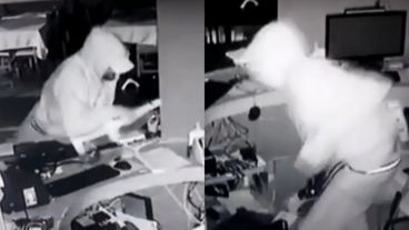 El ladrón revolvió todo para poder sustraer la caja registradora del local.