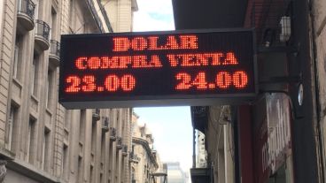 El dólar rompió el techo de los $24 este viernes y bajó con la intervención del BCRA.