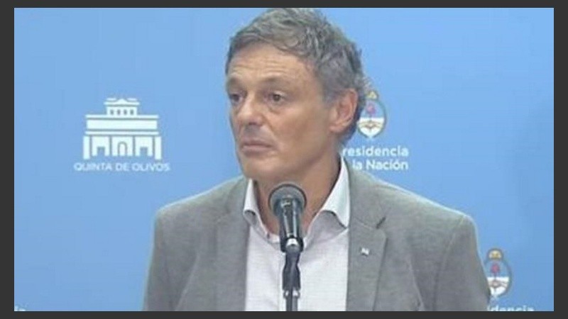 El ministro de Producción, Francisco Cabrera, durante la breve conferencia de prensa.