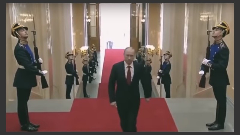 Una parte del comercial que muestra la imagen del presidente de Rusia. 