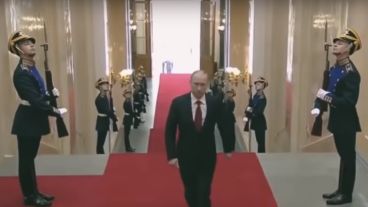 Una parte del comercial que muestra la imagen del presidente de Rusia.