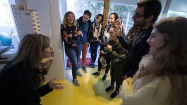 En cada lugar hay guías que acompañan el recorrido.