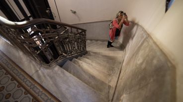 Una jóven toma una foto en uno de los edificios históricos de Rosario.