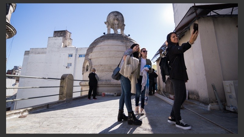 Unas chicas se sacan unsa selfie en la terraza del histórico edifico 