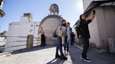 Unas chicas se sacan unsa selfie en la terraza del histórico edifico "Bola de Nieve"" en Córdoba y Láprida.