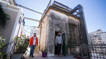 La terraza del edificio Monserrat -Entre Ríos al 500- visitada por jóvenes curiosos.