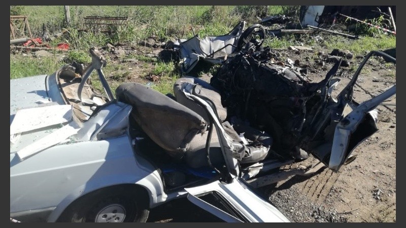 Así quedó el auto en el que viajaban los jóvenes. 