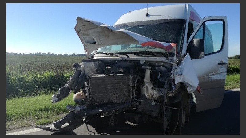 El minibús que chocó de frente con el auto en el que murieron tres chicos. 