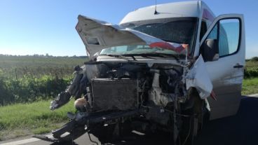 El minibús que chocó de frente con el auto en el que murieron tres chicos.