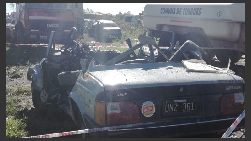 Así quedó el auto en el que viajaban los jóvenes. 