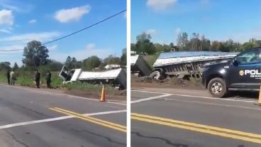El transporte de carga quedó en una zanja.