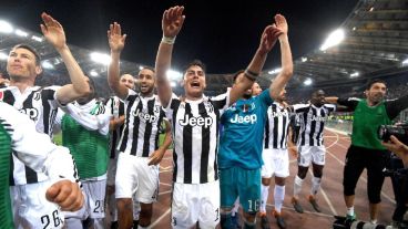 El cordobés Dybala encabeza la celebración en el Olímpico de Roma.