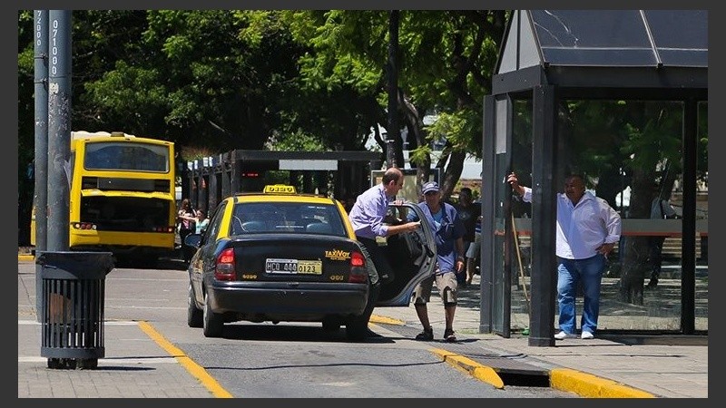 La actividad de los taxistas en la terminal sigue en el centro de la polémica.