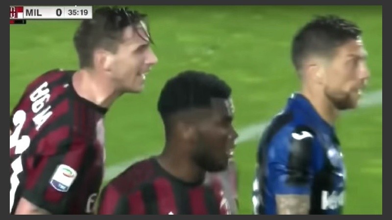 Biglia increpa a Gómez tras la falta que lo sacó del partido.