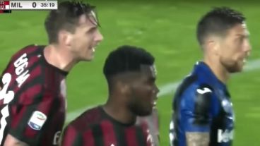 Biglia increpa a Gómez tras la falta que lo sacó del partido.