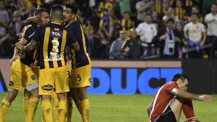 Marea de abrazos para Ruben mientras Desábato sufre tras el gol.